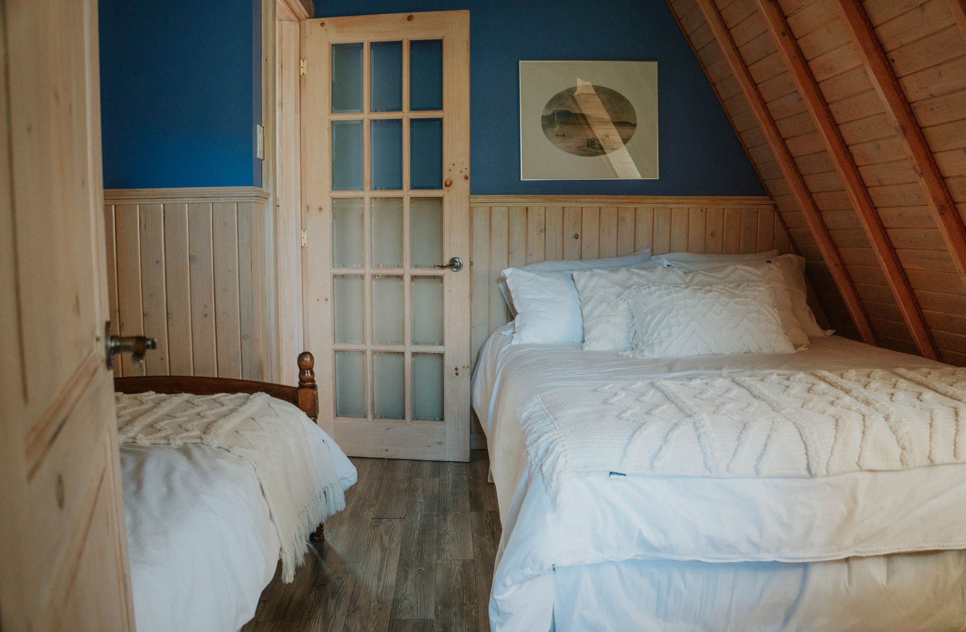 Chambre bleue avec lits sous les combles