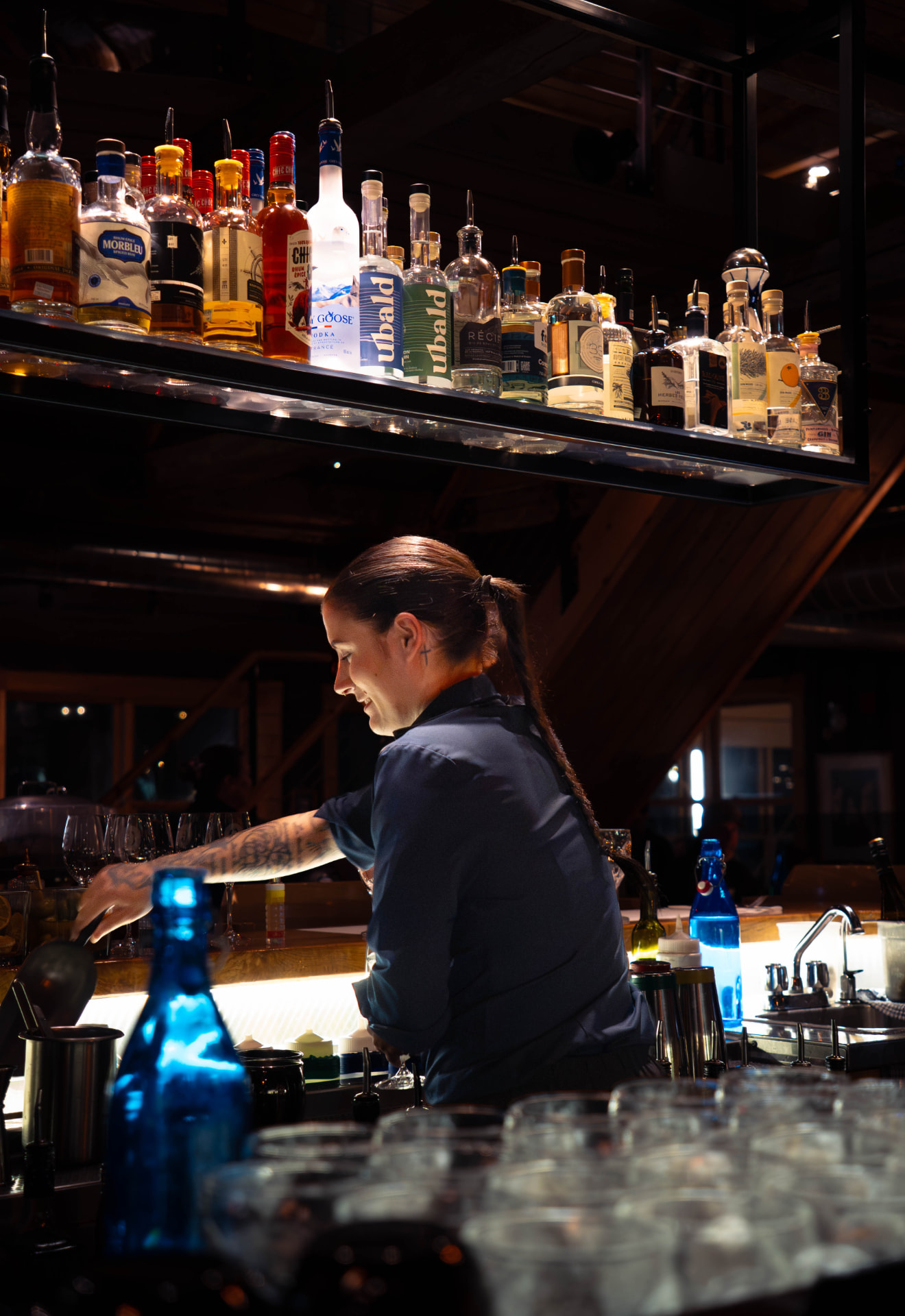 Bartender au travail — La Maison du Pêcheur