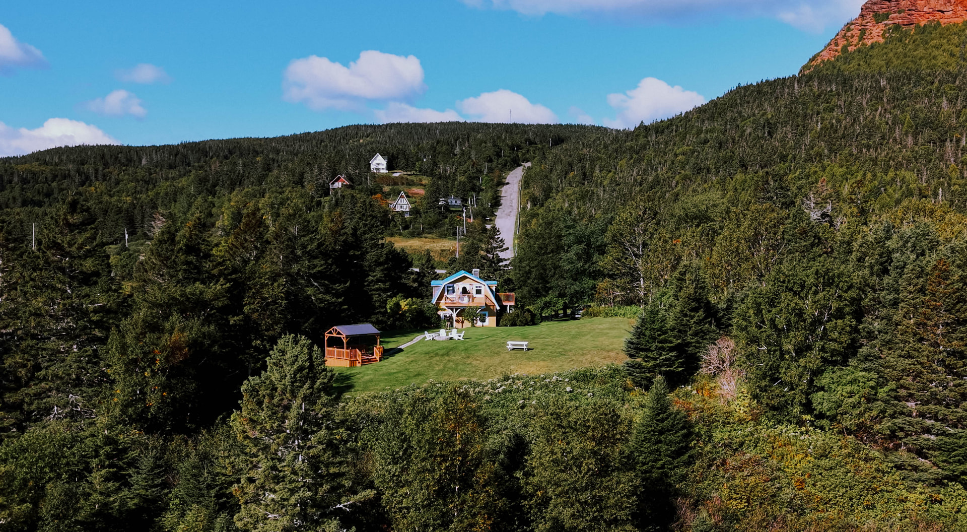 Vue aérienne du chalet et de sa pelouse — Chalet de Failles