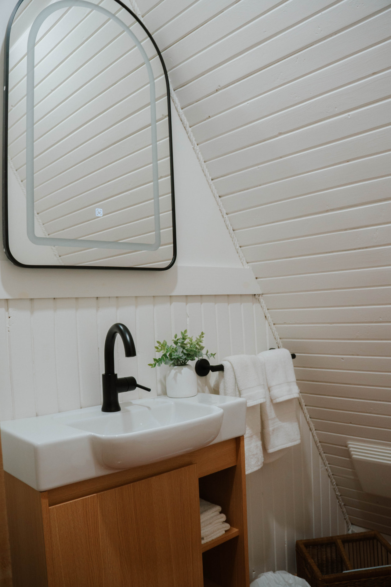 Salle de bain blanche avec robinetterie noire