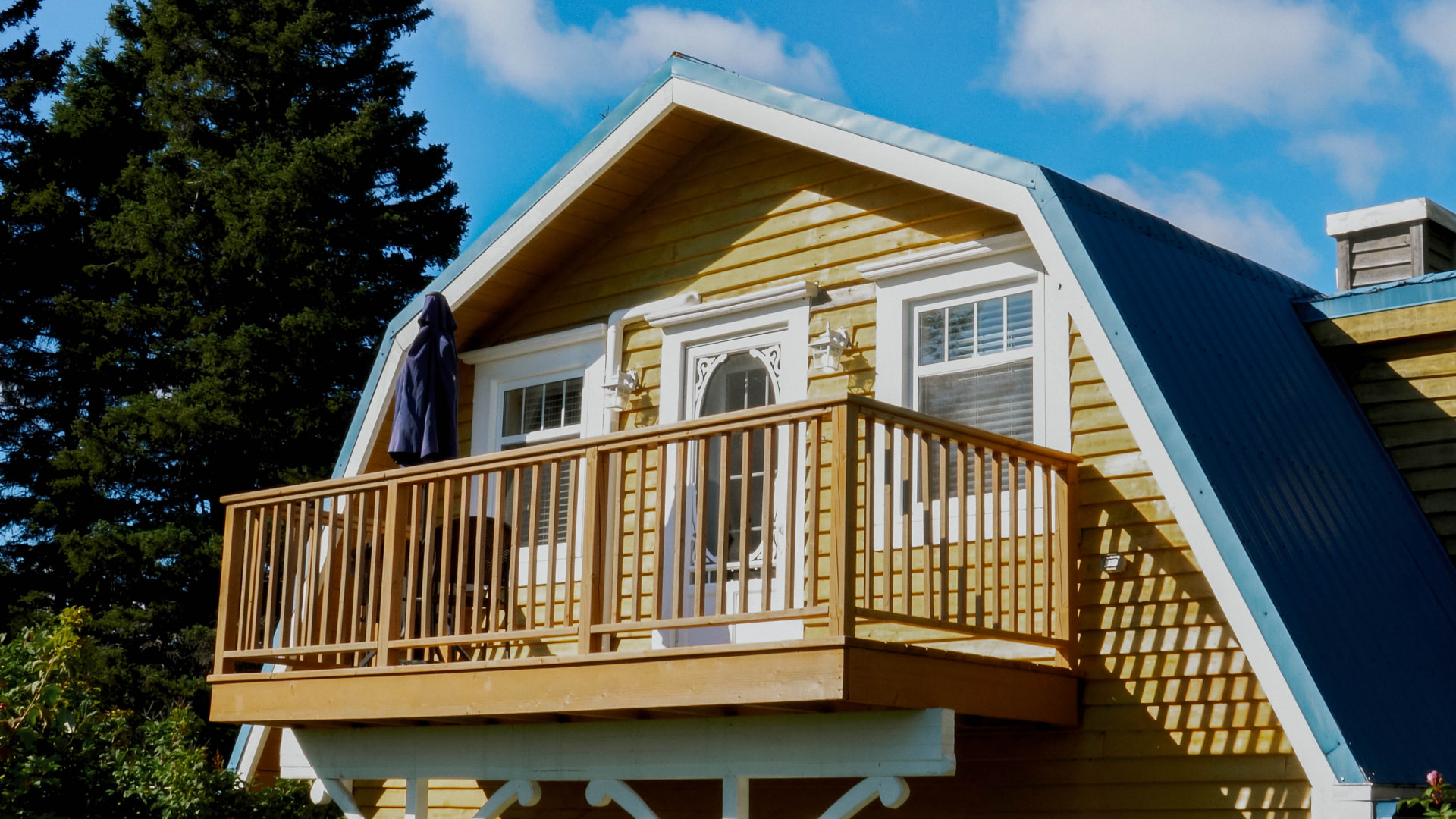Détail du balcon et du pignon du chalet
