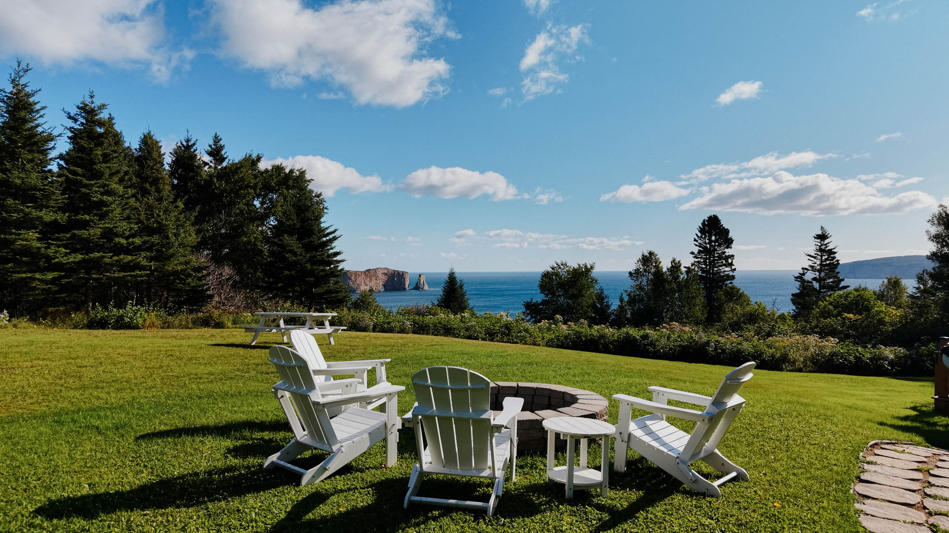 Foyer extérieur et fauteuils face au rocher Percé