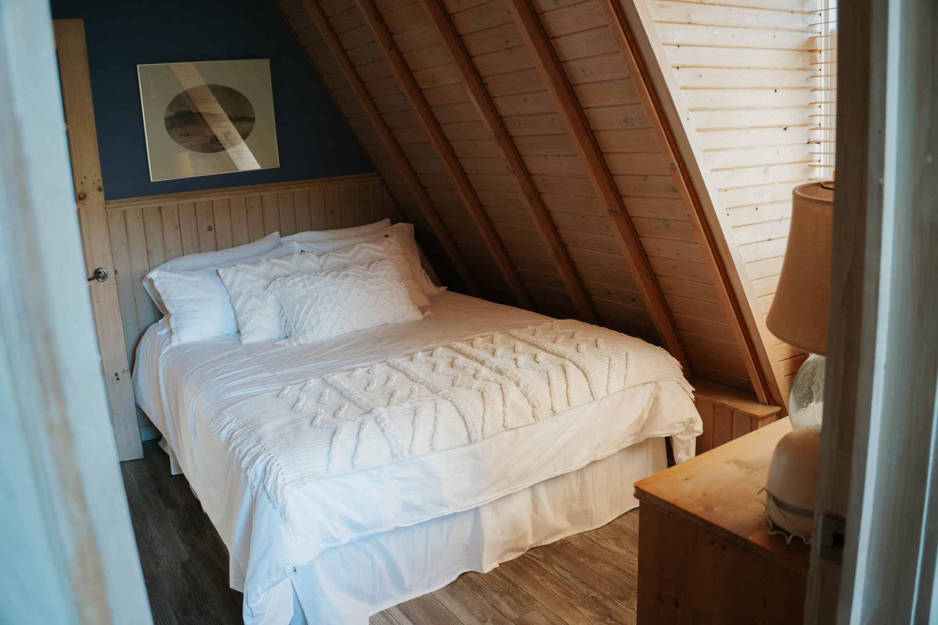 Chambre sous les toits avec literie blanche