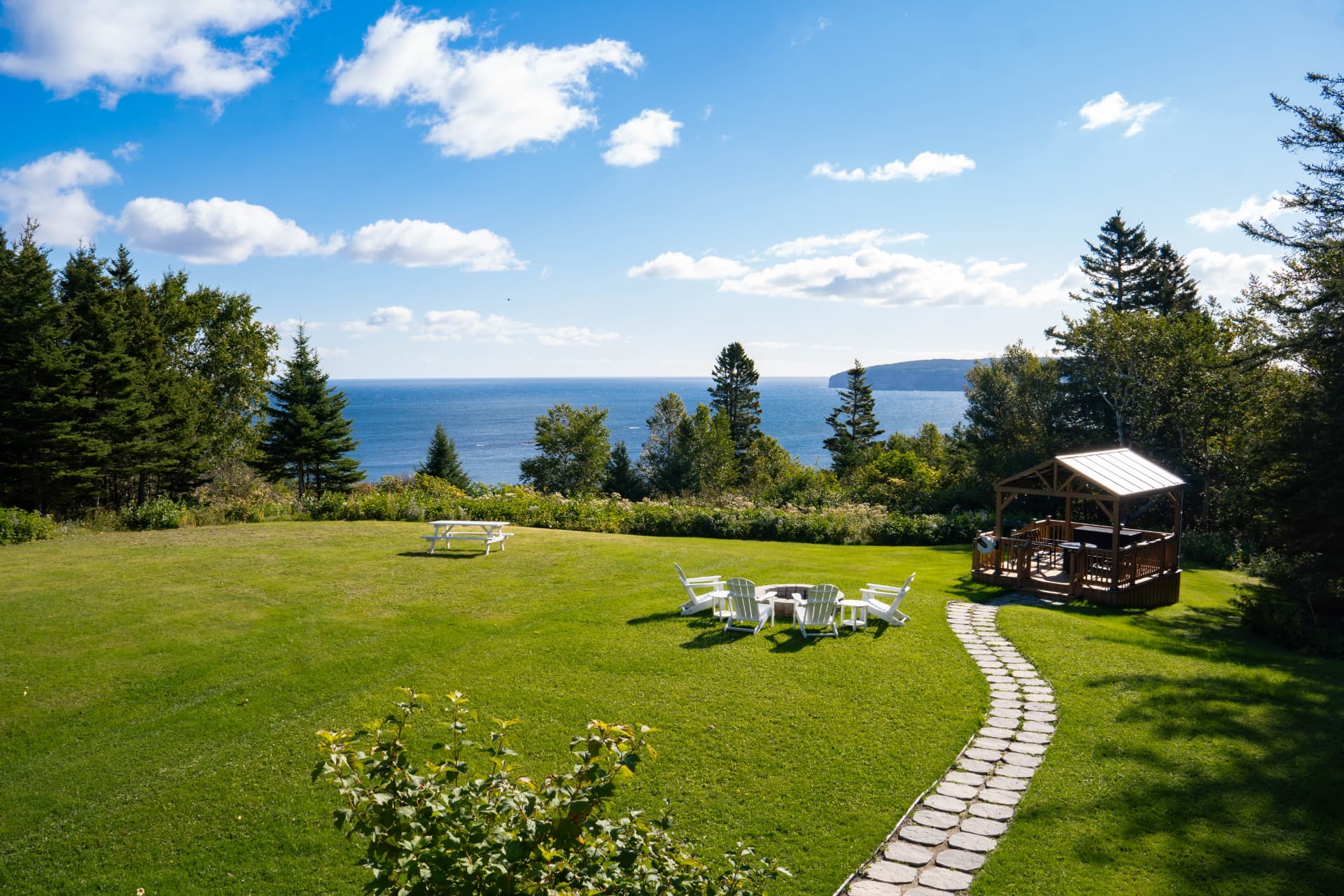 Terrain du chalet avec vue sur la mer