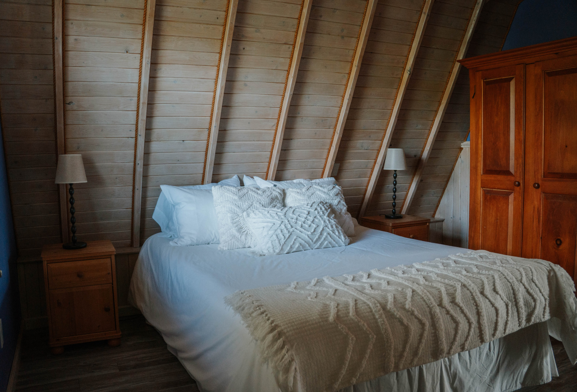 Chambre principale avec mobilier de bois