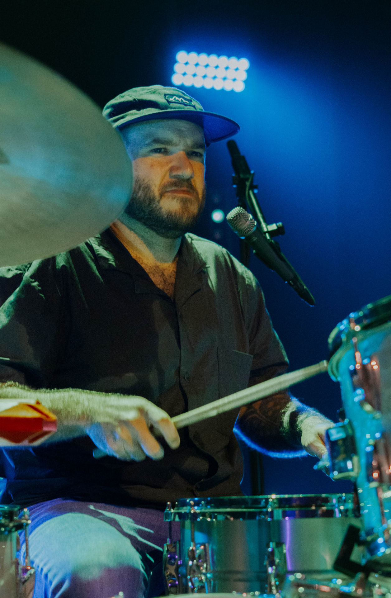 Batteur de La Grand Messe sous les lumières bleues
