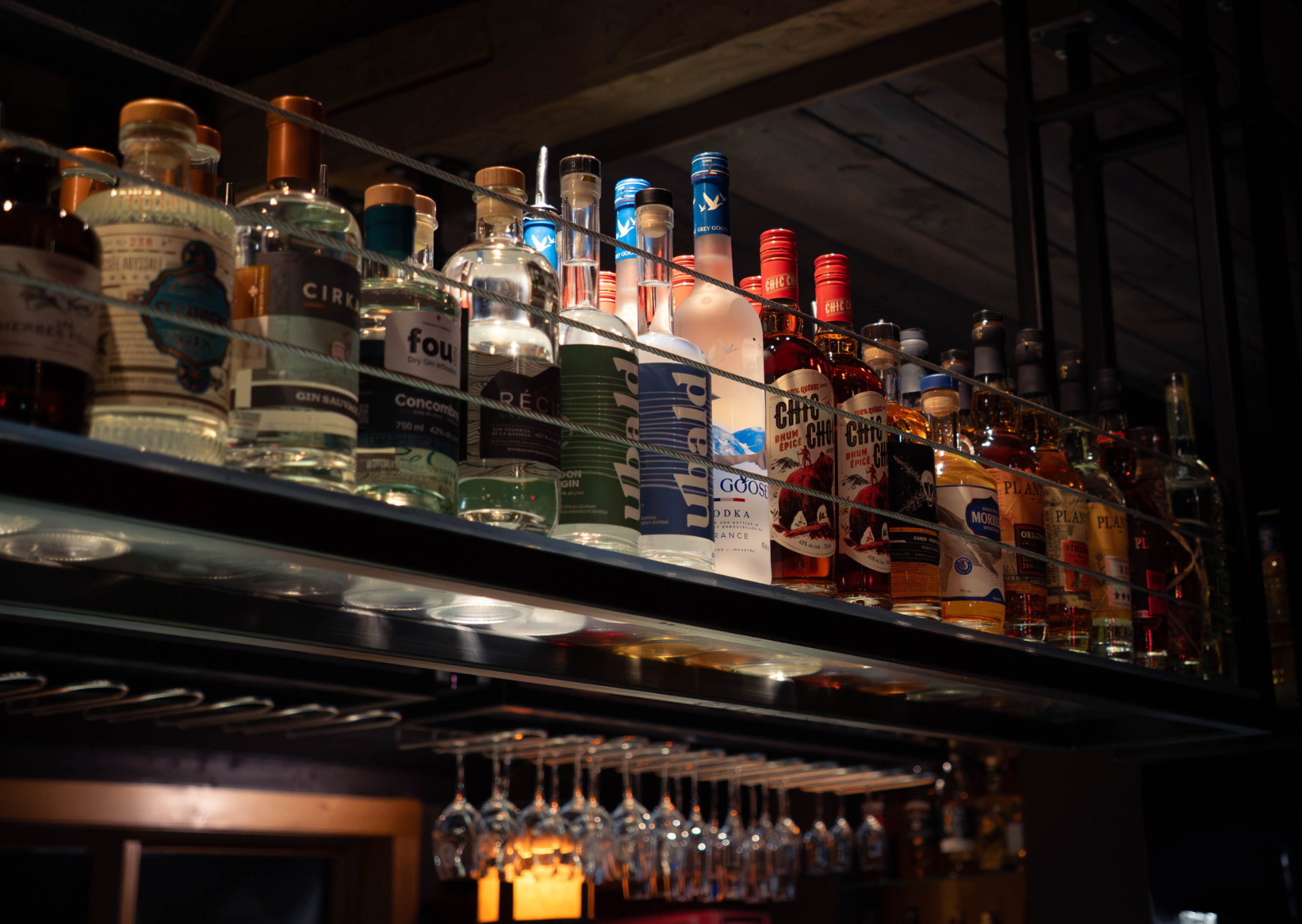 Étagère de spiritueux au bar