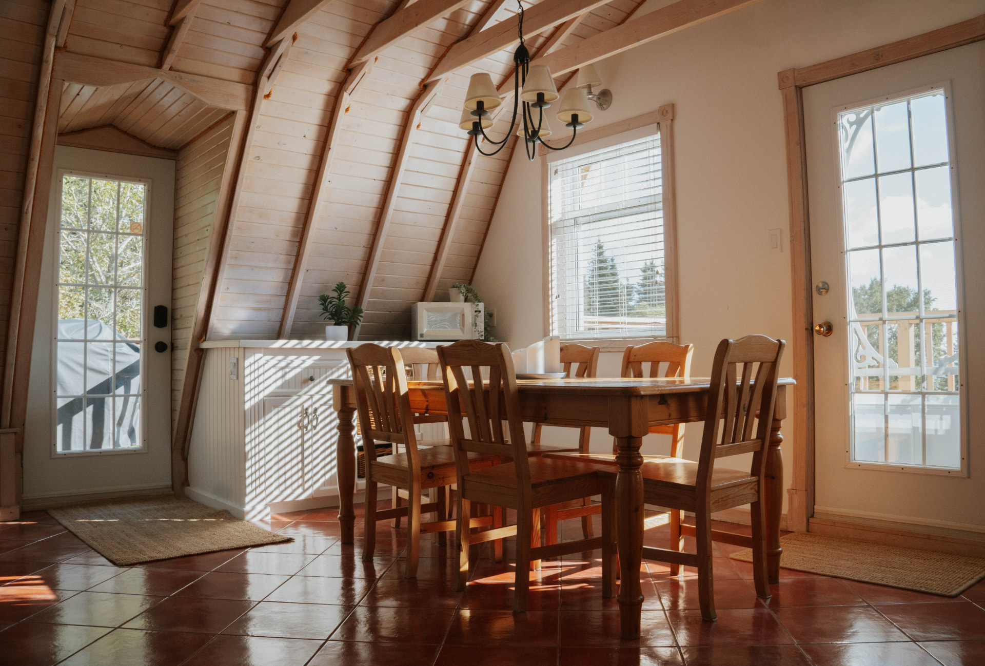 Salle à manger lumineuse sous la charpente de bois