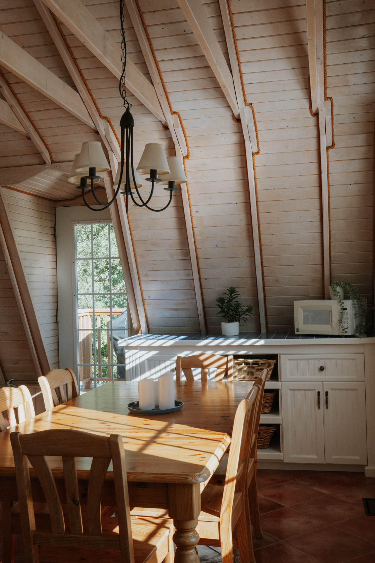 Salle à manger sous la charpente de bois