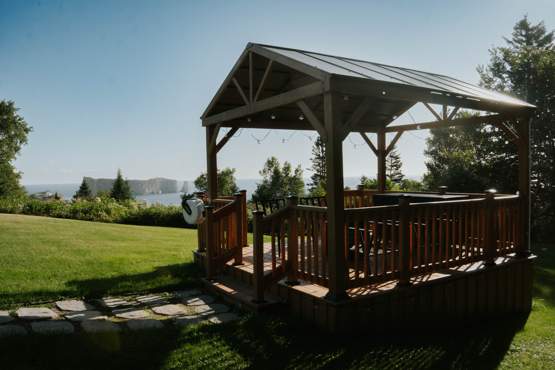 Pavillon en bois avec vue sur la mer et le rocher Percé
