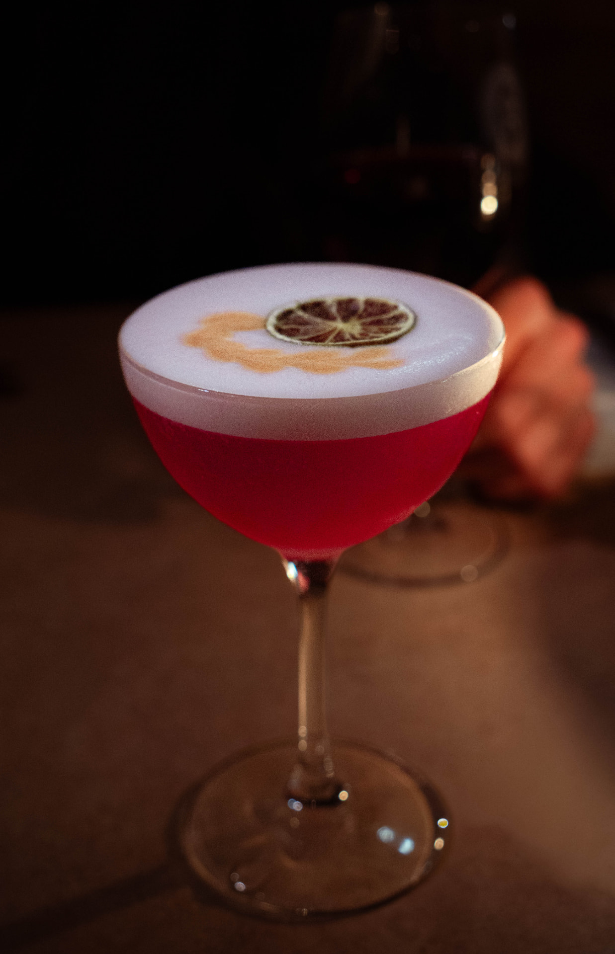 Cocktail rouge au bar